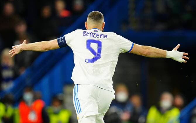 Sport Bilder des Tages Mandatory Credit: Photo by Javier Garcia Shutterstock (12883334l) Karim Benzema of Real Madrid celebrates scoring a goal after making it 3-1 and complete his hat-trick Chelsea v Real Madrid, UEFA Champions League, Quarter Final, First Leg, Football, Stamford Bridge, London, UK - 06 Apr 2022 EDITORIAL USE ONLY No use with unauthorised audio, video, data, fixture lists, club league logos or live services. Online in-match use limited to 120 images, no video emulation. No use in betting, games or single club league player publications. Chelsea v Real Madrid, UEFA Champions League, Quarter Final, First Leg, Football, Stamford Bridge, London, UK - 06 Apr 2022 EDITORIAL USE ONLY No use with unauthorised audio, video, data, fixture lists, club league logos or live services. Online in-match use limited to 120 images, no video emulation. No use in betting, games or single club league player publications. Copyright: xJavierxGarcia Shutterstockx 12883334l