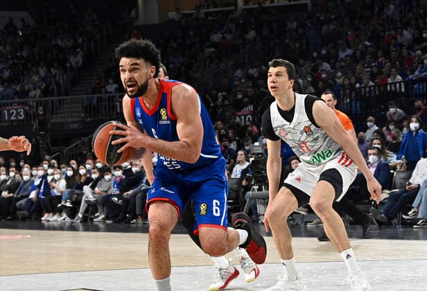 Elijah Bryant (6) of Anadolu Efes Istanbul andVladimir Lucic (11) of Bayerm Munich in action during the Turkish Airlines EuroLeague Regular Season Round 19 match between Anadolu Efes Istanbul and Bayerm Munich at Sinan Erdem Dome in Istanbul, Turkey , on April 6, 2022. Photo : Seskimphoto 