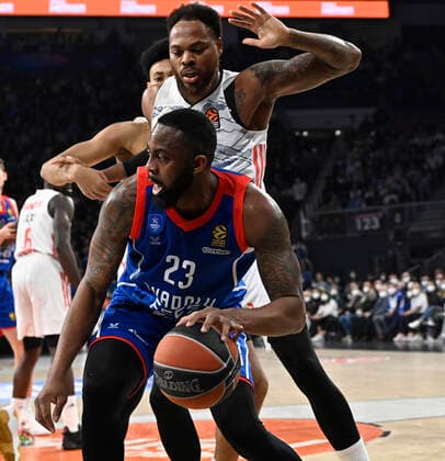 James Anderson (23) of Anadolu Efes Istanbul and Deshaun Thomas of Bayerm Munich in action during the Turkish Airlines EuroLeague Regular Season Round 19 match between Anadolu Efes Istanbul and Bayerm Munich at Sinan Erdem Dome in Istanbul, Turkey , on April 6, 2022. Photo : Seskimphoto 