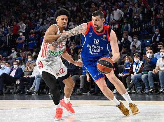 Adrien Moerman (18) of Anadolu Efes Istanbul and Jason George (12) of Bayerm Munich in action during the Turkish Airlines EuroLeague Regular Season Round 19 match between Anadolu Efes Istanbul and Bayerm Munich at Sinan Erdem Dome in Istanbul, Turkey , on April 6, 2022. Photo : Seskimphoto 