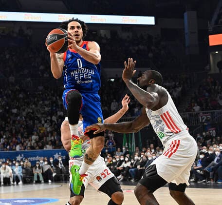 Shane Larkin (0) of Anadolu Efes Istanbul and Othello Hunter (8) of Bayerm Munich in action during the Turkish Airlines EuroLeague Regular Season Round 19 match between Anadolu Efes Istanbul and Bayerm Munich at Sinan Erdem Dome in Istanbul, Turkey , on April 6, 2022. Photo : Seskimphoto 