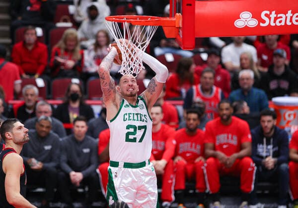 Sport Bilder des Tages CHICAGO, IL - APRIL 06: Boston Celtics center Daniel Theis (27) in motion of slam dunking the ball during a NBA, Basketball Herren, USA game between the Boston Celtics and the Chicago Bulls on April 6, 2022 at the United Center in Chicago, IL. (Photo by Melissa Tamez Icon Sportswire) NBA: APR 06 Celtics at Bulls Icon22040612