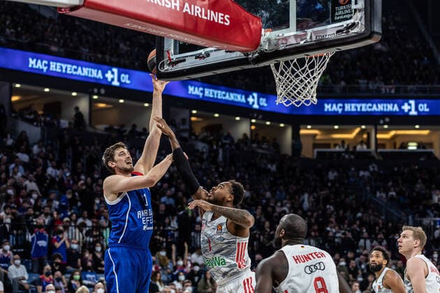 April 6, 2022, Istanbul, Turkey: Tibor Pleiss (L) of FC Bayern Munich and Deshaun Thomas (C) of Anadolu Efes Istanbul seen in action during Round 19 of the 2021 2022 Turkish Airlines Euroleague Regular Season between Anadolu Efes and Bayern Munich at Sinan Erdem Dome. Final score; Anadolu Efes 81:76 Bayern Munich. Istanbul Turkey - ZUMAs197 20220406_zaa_s197_349 Copyright: xNicholasxMullerx