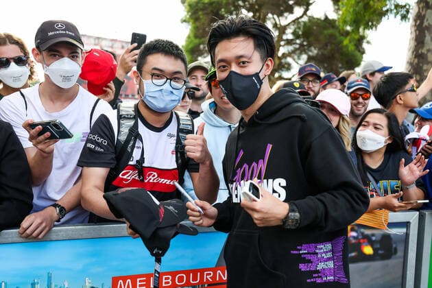 ZHOU Guanyu (chi), Alfa Romeo F1 Team ORLEN C42, signing autographs and taking pictures with fans during the Formula 1 Heineken Australian Grand Prix 2022, 3rd round of the 2022 FIA Formula One World Championship, WM, Weltmeisterschaft on the Albert Park Circuit, from April 8 to 10, 2022 in Melbourne, Australia - F1 - AUSTRALIAN GRAND PRIX 2022 DPPI Panoramic  20220407_G00D3776