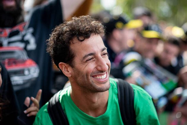 Daniel Ricciardo AUS, McLaren F1 Team 3 takes selfies with fans at Melbourne Walk, AUS, Formula 1 Australian Grand Prix, Albert Park Circuit Melbourne, Pre Events, 07 04 2022 AUS, Formula 1 Australian Grand Prix, Albert Park Circuit Melbourne, Pre Events, 07 04 2022 Copyright: xEibner Memmlerx EP_MMR