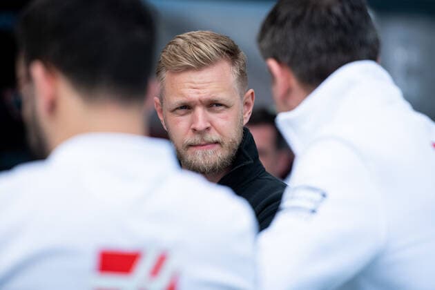 Kevin Magnussen DEN, Haas F1 Team 20 discusses with engineers, AUS, Formula 1 Australian Grand Prix, Albert Park Circuit Melbourne, Pre Events, 07 04 2022 AUS, Formula 1 Australian Grand Prix, Albert Park Circuit Melbourne, Pre Events, 07 04 2022 Copyright: xEibner Memmlerx EP_MMR