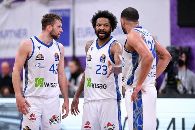 Marcel Ponitka Skyliners Frankfurt , Quantez Robertson and Rasheed Moore L R , basketball, Bundesliga, BBL, BG Goettingen Fraport Skyliners Frankfurt, 06 04 2022, BG Goettingen Skyliners Frankfurt, basketball, Bundesliga, GER, BBL, 06 04 2022 Goettingen Copyright: xEibner-Pressefotox-xRolandxSippelx