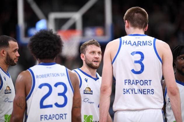 Marcel Ponitka Skyliners Frankfurt M , Rasheed Moore L , Quantez Robertson NR 23 , Matt Haarms NR 3 , Basketball, Bundesliga, BBL, BG Goettingen Fraport Skyliners Frankfurt, 06 04 2022, BG Goettingen Skyliners Frankfurt, Basketball, Bundesliga, GER, BBL, 06 04 2022 Goettingen Copyright: xEibner-Pressefotox-xRolandxSippelx