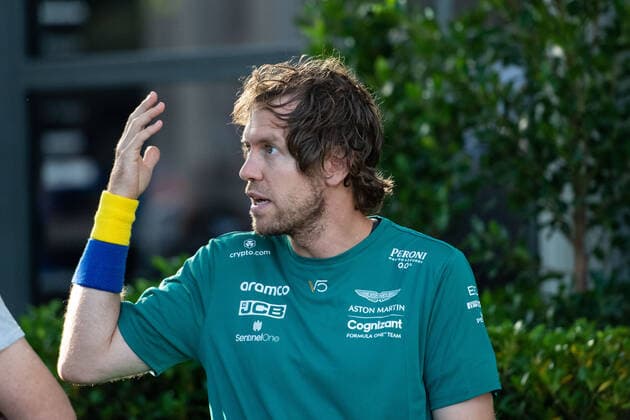 Sebastian Vettel GER, Aston Martin Aramco Cognizant F1 Team 5 with armband in the colors of the flag of Ukraine, AUS, Formula 1 Australian Grand Prix, Albert Park Circuit Melbourne, Pre Events, 07 04 2022 AUS, Formula 1 Australian Grand Prix, Albert Park Circuit Melbourne, Pre Events, 07 04 2022 Copyright: xEibner Memmlerx EP_MMR