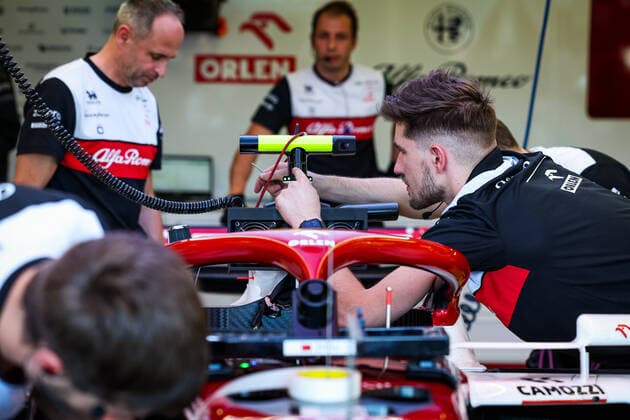 Alfa Romeo F1 Team ORLEN, ambiance mechanics during the Formula 1 Heineken Australian Grand Prix 2022, 3rd round of the 2022 FIA Formula One World Championship, WM, Weltmeisterschaft on the Albert Park Circuit, from April 8 to 10, 2022 in Melbourne, Australia - F1 - AUSTRALIAN GRAND PRIX 2022 DPPI Panoramic  20220407_GOOD4031