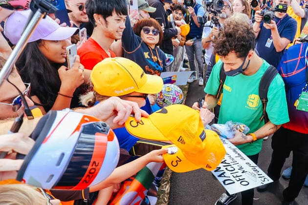 April 7, 2022, Melbourne, Victoria, Australia: MELBOURNE, AUSTRALIA - APRIL 7: Daniel Ricciardo meets fans on Melbourne Walk before the 2022 Australian Formula 1 Grand Prix on 7th April 2022 Melbourne Australia - ZUMAp121 20220407_zsp_p121_018 Copyright: xChrisxPutnamx