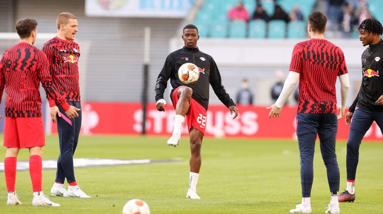 RB Leipzig Bergamo 07 04 2022 Leipzig, 07 04 2022, Red Bull Arena, Football, UEFA Europa League, Quarterfinals , RB Leipzig vs Atalanta Bergamo , In picture warming up warm up before the game Nordi Mukiele 22, RB Leipzig , UEFA regulations prohibit any use of photographs as image sequences and or quasi video