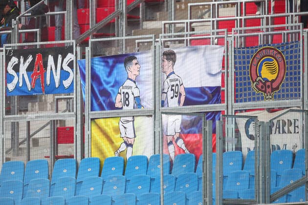 07 04 2022, xtgx, football UEFA European League, RB Leipzig Atalanta Bergamo emspor, v l poster of Bergamo fans Ukrainian Ruslan Malinovskyi Atalanta Bergamo, 18 and Russian Aleksey Miranchuk Atalanta Bergamo, 59 shake hands, symbol photo, symbol photo, war, peace, Russia, Ukraine DFL DFB REGULATES PROHIBIT ANY USE OF PHOTOGRAPHS as IMAGE SEQUENCES and or QUASI VIDEO Leipzig