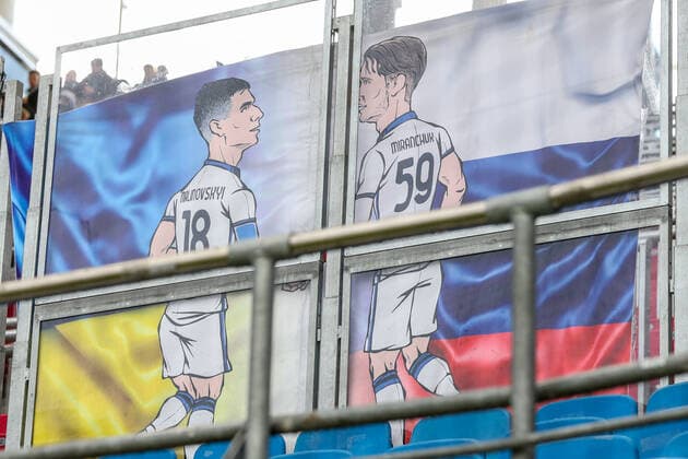 07 04 2022, xtgx, football UEFA European League, RB Leipzig Atalanta Bergamo emspor, v l poster of Bergamo fans Ukrainian Ruslan Malinovskyi Atalanta Bergamo, 18 and Russian Aleksey Miranchuk Atalanta Bergamo, 59 shake hands, symbol photo, symbol photo, war, peace, Russia, Ukraine DFL DFB REGULATES PROHIBIT ANY USE OF PHOTOGRAPHS as IMAGE SEQUENCES and or QUASI VIDEO Leipzig