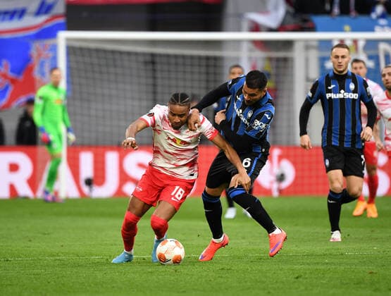 Football, men, 2021 2022 season, Europa League quarterfinals, first leg , RB Leipzig Atalanta Bergamo, v l Christopher Nkunku RB Leipzig , Jose Luis Palomino Atalanta Bergamo , 07 04 2022, Copyright: xSebastianxRäppoldx xMatthiasxKochx