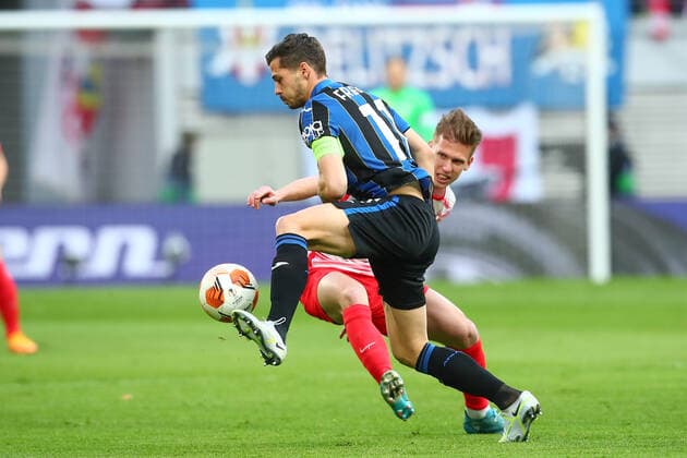 07 04 2022, xtgx, football UEFA European League, RB Leipzig Atalanta Bergamo emspor, v l Remo Freuler Atalanta Bergamo, 11 , Dani Olmo Leipzig, 25 duel, duel, fight, tackle DFL DFB REGULATES PROHIBIT ANY USE OF PHOTOGRAPHS as IMAGE SEQUENCES and or QUASI VIDEO Leipzig