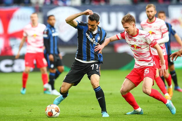07 04 2022, xtgx, football UEFA European League, RB Leipzig Atalanta Bergamo emspor, v l Davide Zappacosta Atalanta Bergamo, 77 , Dani Olmo Leipzig, 25 duel, duel, fight, tackle DFL DFB REGULATES PROHIBIT ANY USE OF PHOTOGRAPHS as IMAGE SEQUENCES and or QUASI VIDEO Leipzig