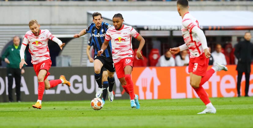 RB Leipzig Bergamo 07 04 2022 Leipzig, 07 04 2022, Red Bull Arena, Football, UEFA Europa League, Quarterfinals , RB Leipzig GER vs Atalanta Bergamo ITA , Pictured v l Konrad Laimer 27, RB Leipzig , Remo Freuler 11, Bergamo and Christopher Nkunku 18, RB Leipzig , UEFA regulations prohibit any use of photographs as image sequences and or quasi video , Picture Point