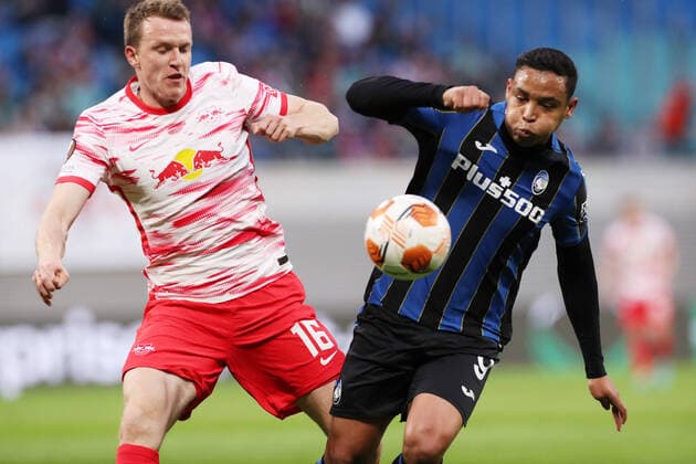 Sport Themen der Woche KW14 Sport Bilder des Tages RB Leipzig - Bergamo 07.04.2022 Leipzig, 07.04.2022, Red Bull Arena, Fussball, UEFA Europa League, Viertelfinale , RB Leipzig vs. Atalanta Bergamo , Im Bild von links; Lukas Klostermann (16, RB Leipzig), Luis Muriel (9, Bergamo) . , UEFA regulations prohibit any use of photographs as image sequences and or quasi-video. *** RB Leipzig Bergamo 07 04 2022 Leipzig, 07 04 2022, Red Bull Arena, Football, UEFA Europa League, Quarterfinals , RB Leipzig vs Atalanta Bergamo , Pictured from left Lukas Klostermann 16, RB Leipzig , Luis Muriel 9, Bergamo , UEFA regulations prohibit any use of photographs as image sequences and or quasi video
