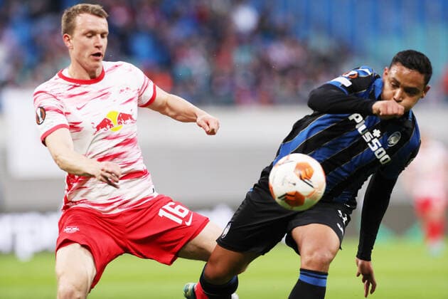 RB Leipzig Bergamo 07 04 2022 Leipzig, 07 04 2022, Red Bull Arena, Football, UEFA Europa League, Quarterfinals , RB Leipzig vs Atalanta Bergamo , Pictured from left Lukas Klostermann 16, RB Leipzig , Luis Muriel 9, Bergamo , UEFA regulations prohibit any use of photographs as image sequences and or quasi video
