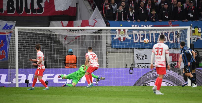 Football, Men, 2021 2022 season, Europa League quarterfinals, first leg , RB Leipzig Atalanta Bergamo, Luis Muriel not in picture, Atalanta Bergamo scores the goal to 1 0 against goalkeeper Peter Gulacsi RB Leipzig , 07 04 2022, Copyright: xSebastianxRäppoldx xMatthiasxKochx