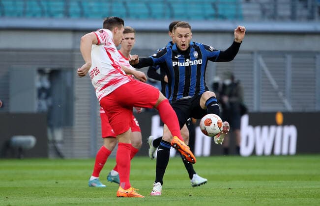 Willi Orban, Teun Koopmeiners action match scene duel sports soccer UEFA Euroleague Europa League UEL quarterfinals men season 2021 2022 07 04 2022 Rasen Ballsport RB Leipzig RBL vs Atalanta Bergamo DFL regulations prohibit any use of photographs as image sequences and or quasi video