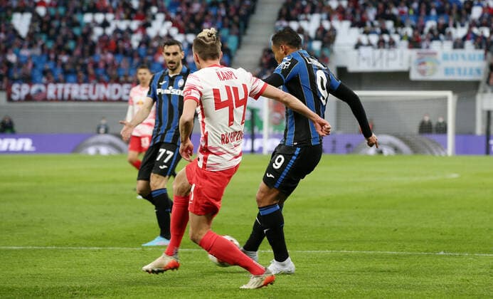 Kevin Kampl, Luis Muriel goal shot to 0 1 action match scene duel sport soccer soccer UEFA Euroleague Europa League UEL quarterfinals men season 2021 2022 07 04 2022 Rasen Ballsport RB Leipzig RBL vs Atalanta Bergamo DFL regulations prohibit any use of photographs as image sequences and or quasi video