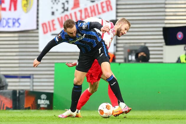 07 04 2022, xtgx, football UEFA European League, RB Leipzig Atalanta Bergamo emspor, v l Teun Koopmeiners Atalanta Bergamo, 7 , Konrad Laimer Leipzig, 27 duel, duel, fight, tackle DFL DFB REGULATES PROHIBIT ANY USE OF PHOTOGRAPHS AS IMAGE SEQUENCES AND OR QUASI VIDEO Leipzig