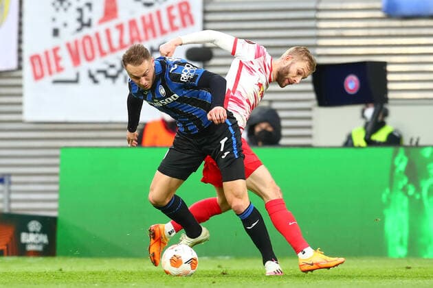 07 04 2022, xtgx, football UEFA European League, RB Leipzig Atalanta Bergamo emspor, v l Teun Koopmeiners Atalanta Bergamo, 7 , Konrad Laimer Leipzig, 27 duel, duel, fight, tackle DFL DFB REGULATES PROHIBIT ANY USE OF PHOTOGRAPHS AS IMAGE SEQUENCES AND OR QUASI VIDEO Leipzig