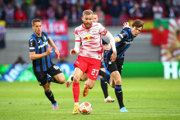 07 04 2022, xtgx, football UEFA European League, RB Leipzig Atalanta Bergamo emspor, v l Konrad Laimer Leipzig, 27 , Marten de Roon Atalanta Bergamo, 15 duel, duel, fight, tackle DFL DFB REGULATES PROHIBIT ANY USE OF PHOTOGRAPHS as IMAGE SEQUENCES and or QUASI VIDEO Leipzig