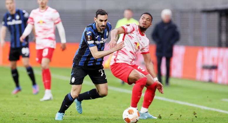 RB Leipzig Bergamo 07 04 2022 Leipzig, 07 04 2022, Red Bull Arena, Football, UEFA Europa League, Quarterfinals , RB Leipzig vs Atalanta Bergamo , Pictured from left Davide Zappacosta 77, Bergamo , Benjamin Henrichs 39, RB Leipzig , UEFA regulations prohibit any use of photographs as image sequences and or quasi video