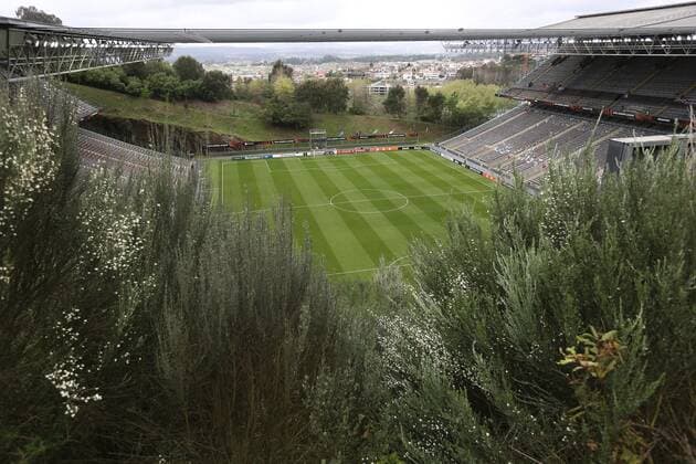 Sport Bilder des Tages Mandatory Credit: Photo by Michael Zemanek Shutterstock (12885087b) A general view of the stadium Braga v Rangers, UEFA Europa League, Quarter Final, First Leg, Football, Estadio Municipal de Braga, Braga, Portugal - 07 Apr 2022 EDITORIAL USE ONLY No use with unauthorised audio, video, data, fixture lists, club league logos or live services. Online in-match use limited to 120 images, no video emulation. No use in betting, games or single club league player publications. Braga v Rangers, UEFA Europa League, Quarter Final, First Leg, Football, Estadio Municipal de Braga, Braga, Portugal - 07 Apr 2022 EDITORIAL USE ONLY No use with unauthorised audio, video, data, fixture lists, club league logos or live services. Online in-match use limited to 120 images, no video emulation. No use in betting, games or single club league player publications.  Copyright: xMichaelxZemanek Shutterstockx 12885087b