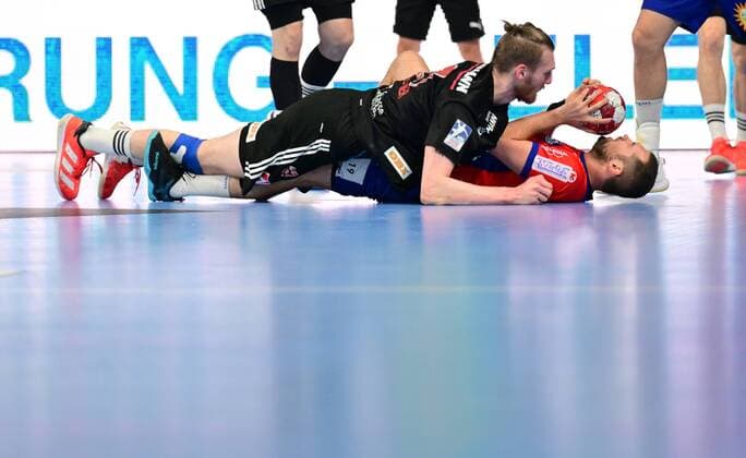 Sport Themen der Woche KW14 Sport Bilder des Tages 07.04.2022 - Handball - 1. Bundesliga LIQUI MOLY HBL - Saison 2021 2022 - 27. Spieltag: HC Erlangen Metropolregion Nürnberg HCE - Bergischer HC - - Antonio Metzner (27, HC Erlangen HCE ) Tomas Babak (19, Bergischer HC ) *** 07 04 2022 Handball 1 Bundesliga LIQUI MOLY HBL Season 2021 2022 27 Matchday HC Erlangen Nuremberg Metropolitan Region HCE Bergischer HC Antonio Metzner 27, HC Erlangen HCE Tomas Babak 19, Bergischer HC