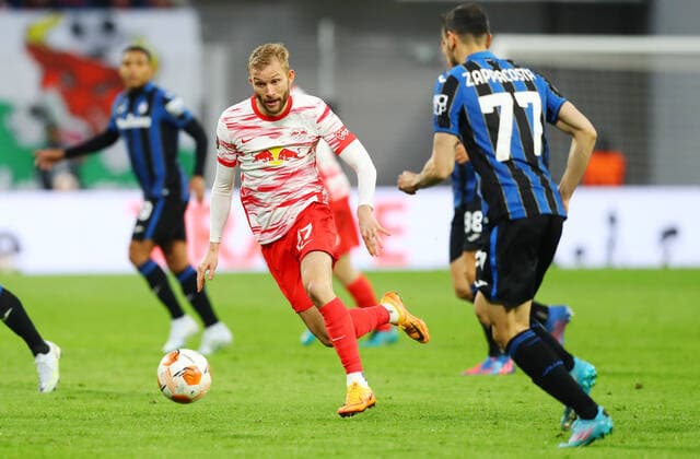 RB Leipzig Bergamo 07 04 2022 Leipzig, 07 04 2022, Red Bull Arena, Football, UEFA Europa League, Quarterfinals , RB Leipzig GER vs Atalanta Bergamo ITA , Pictured v l Konrad Laimer 27, RB Leipzig and Davide Zappacosta 77, Bergamo , UEFA regulations prohibit any use of photographs as image sequences and or quasi video , Picture Point