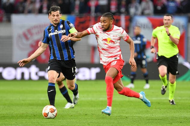 Remo Freuler Atalanta Bergamo left and Christopher Nkunku RB Leipzig center and Michael Oliver referee right , RB Leipzig vs Atalanta Bergamo, Football, Europa League, 07 04 2022 DFB DFL REGULATIONS PROHIBIT ANY USE OF PHOTOGRAPHS AS IMAGE SEQUENCES AND OR QUASI VIDEO RB Leipzig vs Atalanta Bergamo, Football, Europa League, 07 04 2022 Leipzig Copyright: xBertxHarzer xEibner-Pressefotox