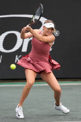 April 7, 2022: Amanda Anisimova (USA) defeated Aryna Sabalenka (BLR) 3-6, 6-4, 6-3, at the CreditOne Charleston Open being played at Family Circle Tennis Center in Charleston, South Carolina USA Tennisclix CSM Charleston USA - ZUMAc04_ 20220407_zaf_c04_001 Copyright: xLesliexBillmanx