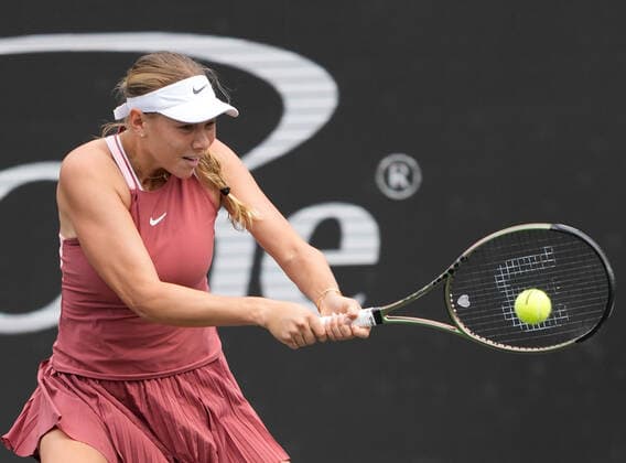 April 7, 2022: Amanda Anisimova (USA) defeated Aryna Sabalenka (BLR) 3-6, 6-4, 6-3, at the CreditOne Charleston Open being played at Family Circle Tennis Center in Charleston, South Carolina USA Tennisclix CSM Charleston USA - ZUMAc04_ 20220407_zaf_c04_015 Copyright: xLesliexBillmanx