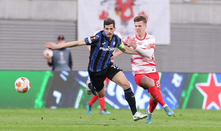 RB Leipzig Bergamo 07 04 2022 Leipzig, 07 04 2022, Red Bull Arena, Football, UEFA Europa League, Quarterfinals , RB Leipzig vs Atalanta Bergamo , Pictured from left Remo Freuler 11, Bergamo , Dani Olmo 25, RB Leipzig , UEFA regulations prohibit any use of photographs as image sequences and or quasi video