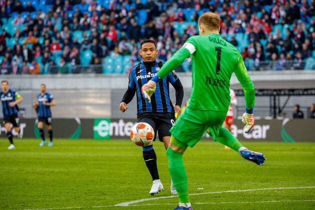 Leipzig, Germany 07 April 2022 Europa League 2021 2022 RB Leipzig vs Bergamo v li in duel Luis Muriel Atalanta Bergamo and goalkeeper Peter Gulacsi RB Leipzig Red Bull Stadion Saxony Copyright: xFotostandx xMatybax