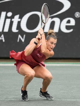 April 7, 2022: Aryna Sabalenka (BLR) loses to Amanda Anisimova (USA), 3-6, 6-4, 6-3 at the CreditOne Charleston Open being played at Family Circle Tennis Center in Charleston, South Carolina, {USA} Tennisclix CSM Charleston USA - ZUMAc04_ 20220407_zaf_c04_008 Copyright: xLesliexBillmanx