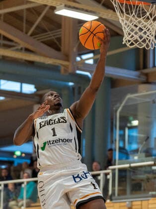 Scoring by Chris Hooper Itzehoe Eagles 1 Itzehoe Eagles vs wiha Panthers Schwenningen, Basketball, 2 Bundesliga, Hauptrunde, Spieltag 25, Saison 2021 2022, 07 04 2022 Marcel von Fehrn Itzehoe Eagles vs wiha Panthers Schwenningen, Basketball, 2 Bundesliga, Hauptrunde, Spieltag 25, Saison 2021 2022, 07 04 2022 Brockdorf Copyright: xEibnerxPressefoto MarcelxvonxFehx EP_MFN