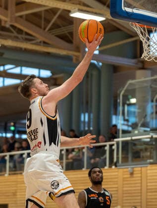 Scored by Lucien Schmikale Itzehoe Eagles 9 Itzehoe Eagles vs wiha Panthers Schwenningen, Basketball, 2 Bundesliga, Hauptrunde, Spieltag 25, Saison 2021 2022, 07 04 2022 Marcel von Fehrn Itzehoe Eagles vs wiha Panthers Schwenningen, Basketball, 2 Bundesliga, Hauptrunde, Spieltag 25, Saison 2021 2022, 07 04 2022 Brockdorf Copyright: xEibnerxPressefoto MarcelxvonxFehx EP_MFN