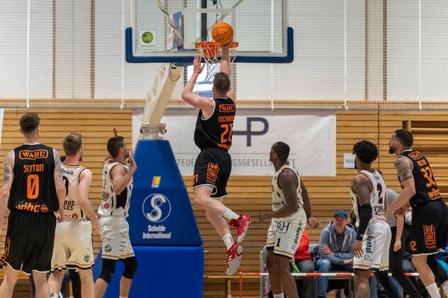 Scored by Till Isemann wiha Panthers Schwenningen 21 Itzehoe Eagles vs wiha Panthers Schwenningen, Basketball, 2 Bundesliga, Hauptrunde, Spieltag 25, Saison 2021 2022, 07 04 2022 Marcel von Fehrn Itzehoe Eagles vs wiha Panthers Schwenningen, Basketball, 2 Bundesliga, Hauptrunde, Spieltag 25, Saison 2021 2022, 07 04 2022 Brockdorf Copyright: xEibnerxPressefoto MarcelxvonxFehrnx EP_MFN