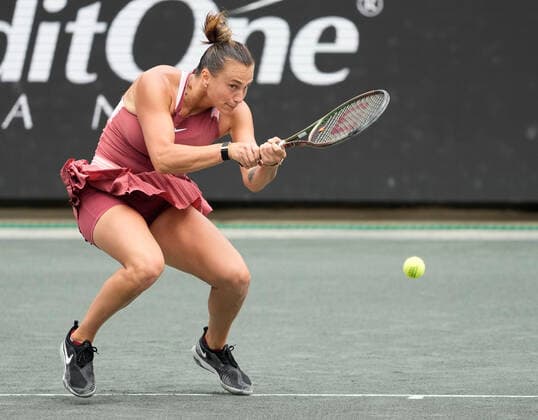 April 7, 2022: Aryna Sabalenka (BLR) loses to Amanda Anisimova (USA), 3-6, 6-4, 6-3 at the CreditOne Charleston Open being played at Family Circle Tennis Center in Charleston, South Carolina, {USA} Tennisclix CSM Charleston USA - ZUMAc04_ 20220407_zaf_c04_009 Copyright: xLesliexBillmanx