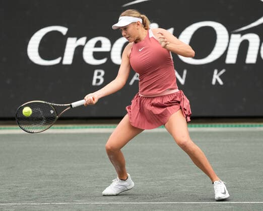 April 7, 2022: Amanda Anisimova (USA) defeated Aryna Sabalenka (BLR) 3-6, 6-4, 6-3, at the CreditOne Charleston Open being played at Family Circle Tennis Center in Charleston, South Carolina USA Tennisclix CSM Charleston USA - ZUMAc04_ 20220407_zaf_c04_010 Copyright: xLesliexBillmanx