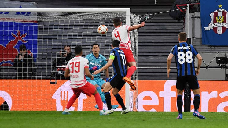 Soccer UEFA Europa League, quarterfinals, first leg season 2021 2022, RB Leipzig vs Atalanta Bergamo 07 04 2022 header Willi Orban center back RB Leipzig, back number 4, 4 against Juan Musso goalkeeper Bergamo, back number 1 center during the match RB Leipzig vs Bergamo 07 04 2022 Musso parries Leipzig Saxony Germany Red Bull Arena