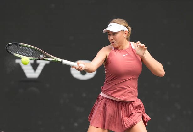 April 7, 2022: Amanda Anisimova (USA) defeated Aryna Sabalenka (BLR) 3-6, 6-4, 6-3, at the CreditOne Charleston Open being played at Family Circle Tennis Center in Charleston, South Carolina USA Tennisclix CSM Charleston USA - ZUMAc04_ 20220407_zaf_c04_020 Copyright: xLesliexBillmanx