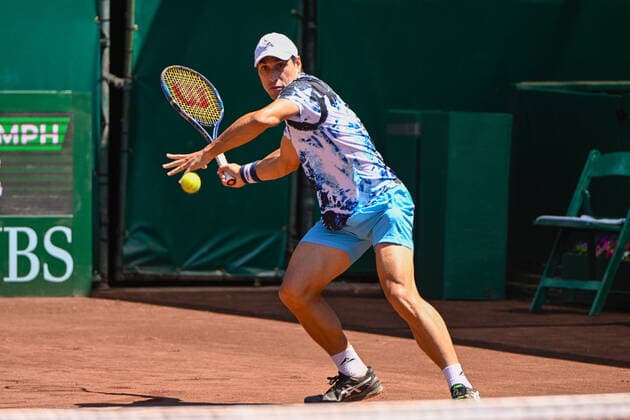 HOUSTON, TX - APRIL 07: Fernando Romboli (BRA) hits a return during the US Clay Court Championships quarterfinal doubles match at River Oaks Country Club on April 7, 2022 in Houston, TX. (Photo by Ken Murray Icon Sportswire) TENNIS: APR 07 U.S. Men™s Clay Court Championship Icon220407016