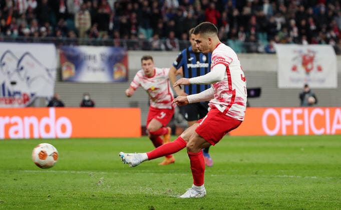 Andre Silva Penalty Shooting Sport Football Soccer UEFA Euroleague Europa League UEL Quarterfinals Men Season 2021 2022 07 04 2022 Rasen Ballsport RB Leipzig RBL vs Atalanta Bergamo DFL regulations prohibit any use of photographs as image sequences and or quasi video