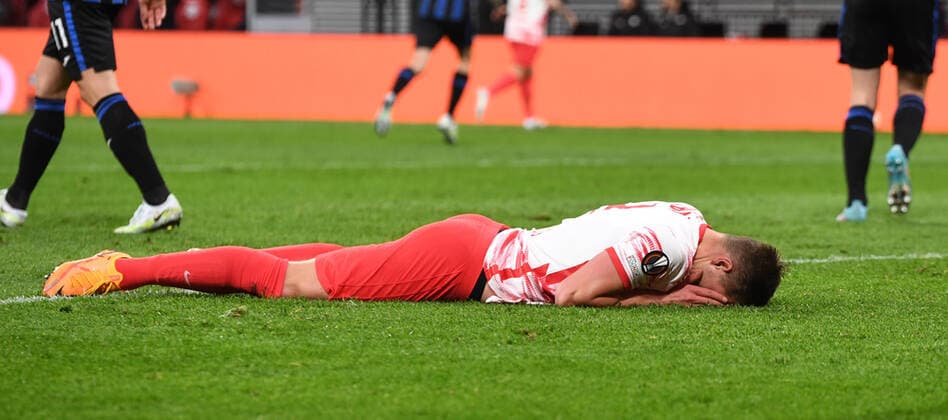 Football, Men, 2021 2022 season, Europa League quarterfinals, first leg , RB Leipzig Atalanta Bergamo, Andre Silva RB Leipzig missed penalty against goalkeeper Juan Musso not in picture, Atalanta Bergamo , 07 04 2022, Copyright: xSebastianxRäppoldx xMatthiasxKochx